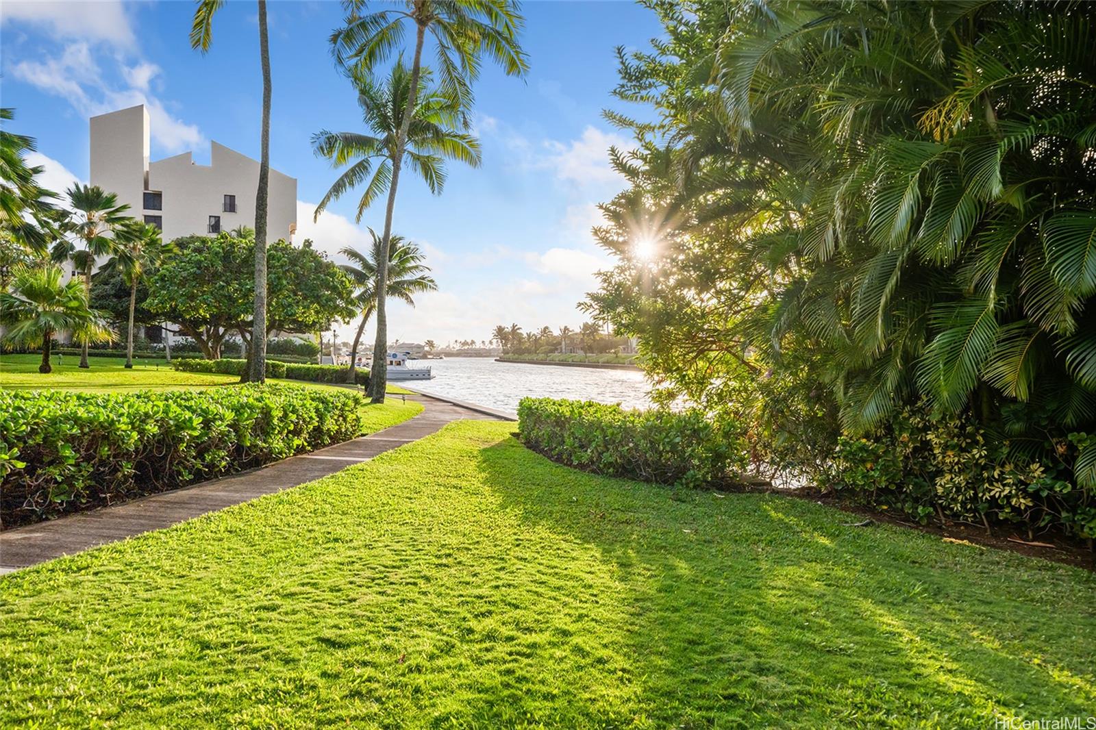 500 Lunalilo Home Road, Unit 26L Honolulu, HI 96825 - Photo 21 of 24 a view of a yard with palm trees