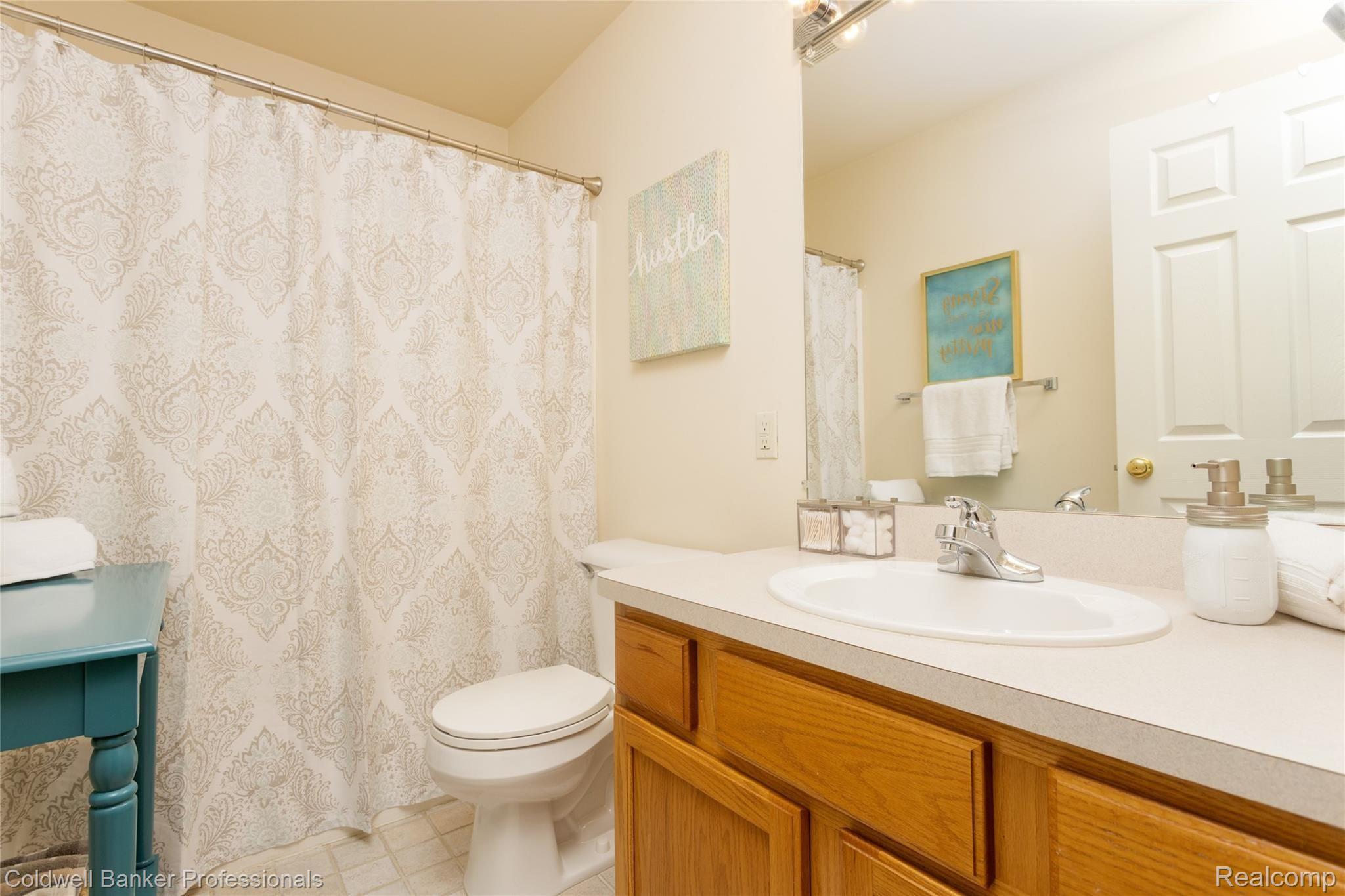 1551 Scio Ridge Road Ann Arbor, MI 48103 - Photo 29 of 44 Upstairs Bathroom