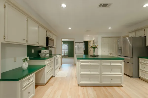 $2,400 | 913 Cherry Hills Drive, Huntsville, TX 77340