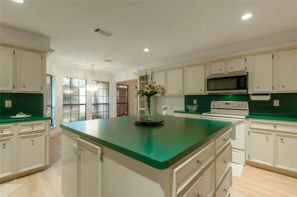 $2,400 | 913 Cherry Hills Drive, Huntsville, TX 77340