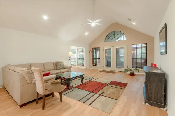 $2,400 | 913 Cherry Hills Drive, Huntsville, TX 77340