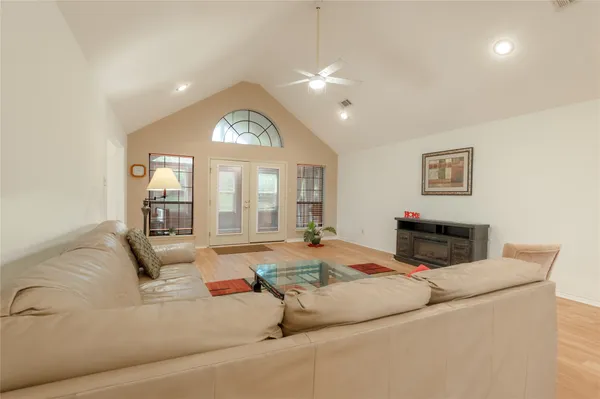 $2,400 | 913 Cherry Hills Drive, Huntsville, TX 77340