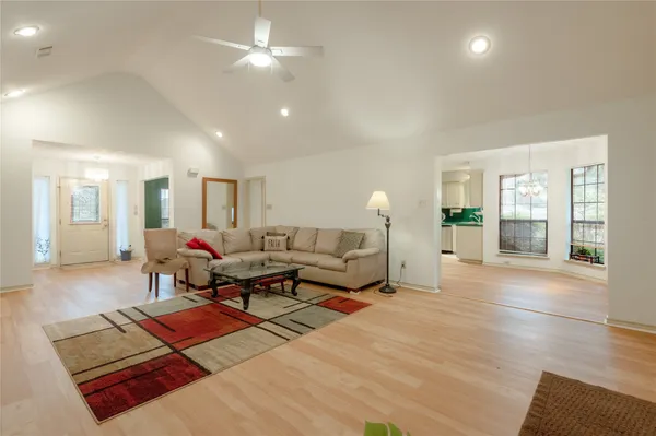 $2,400 | 913 Cherry Hills Drive, Huntsville, TX 77340