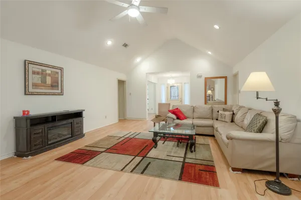 $2,400 | 913 Cherry Hills Drive, Huntsville, TX 77340