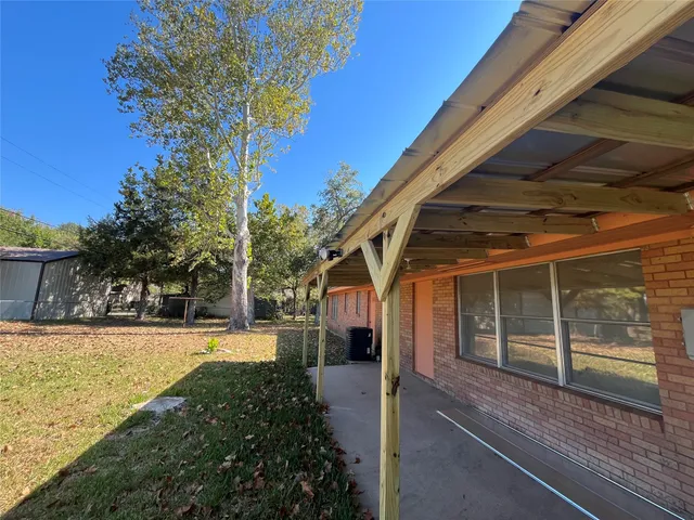 a view of a house with a backyard