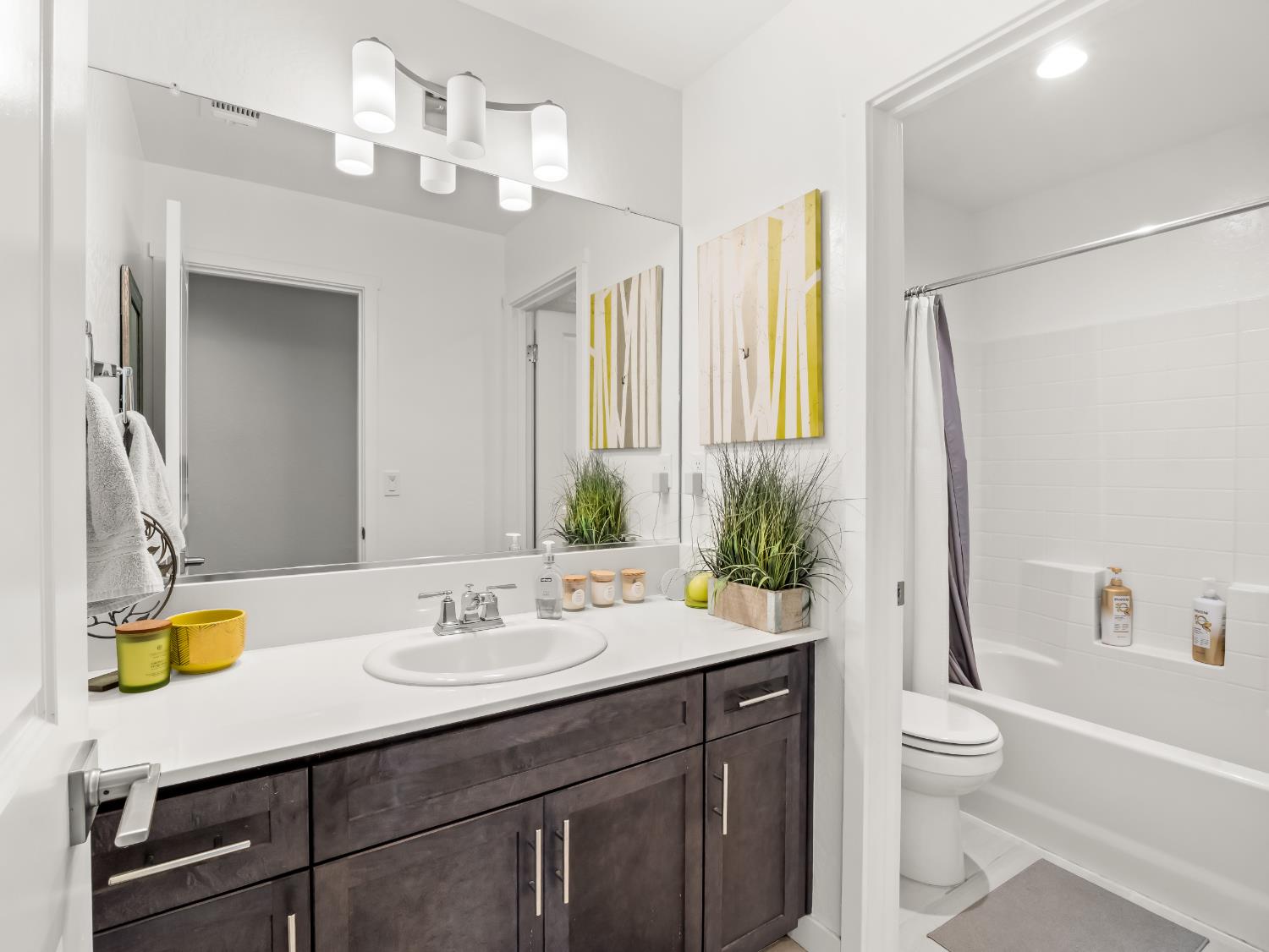 4198 North Reed Avenue Fresno, CA 93723 - Photo 33 of 40 3rd Bathroom
