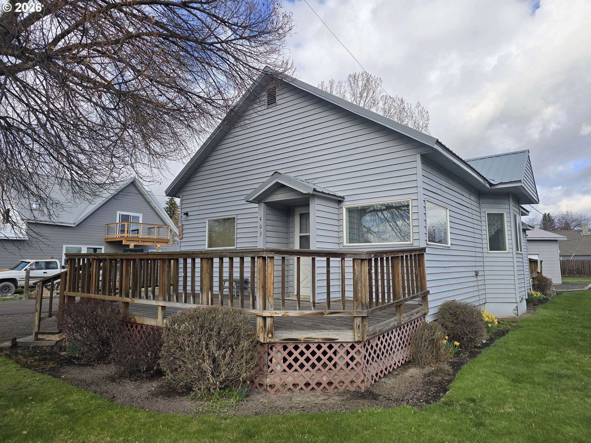 a view of a house with a yard