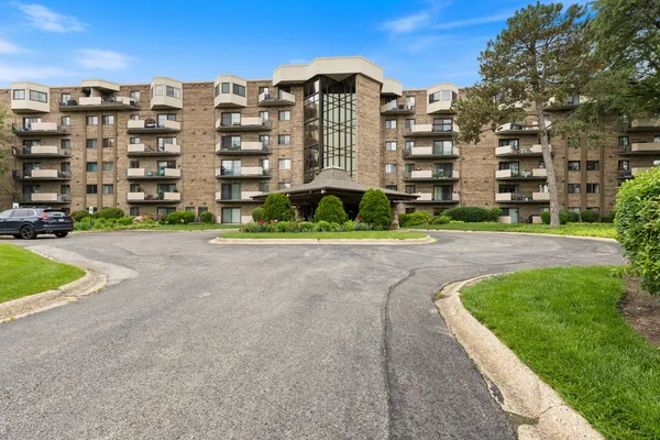 $265,000 | 1243 East Baldwin Lane, Unit 102, Palatine, IL 60074