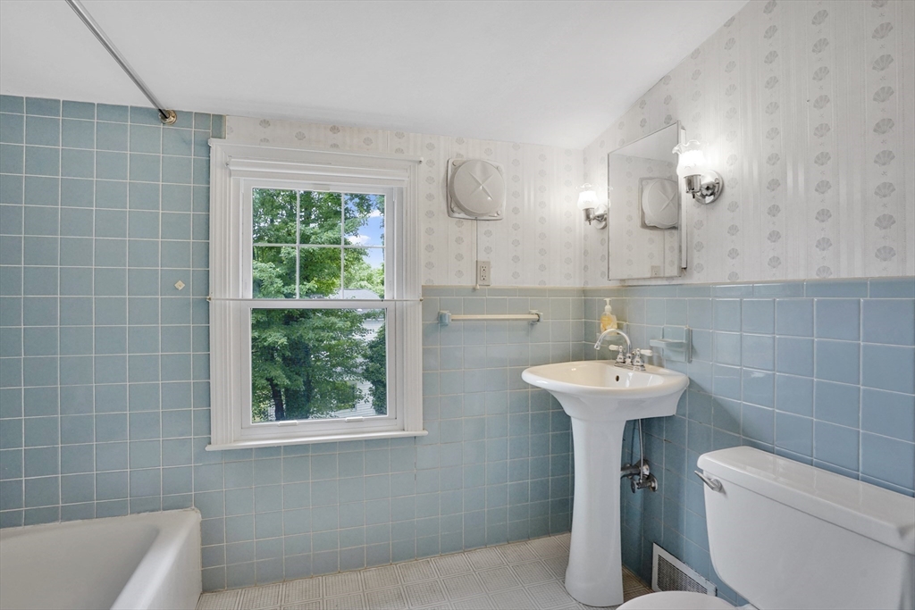 328 Hartwick Street Springfield, MA 01108 - Photo 19 of 37