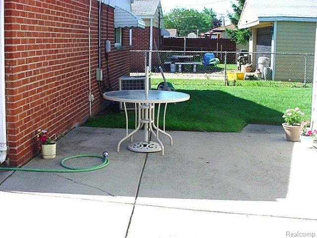 15740 Selwyn Road Southgate, MI 48195 - Photo 4 of 15 PATIO FOR SUMMER ENTERTAINING!