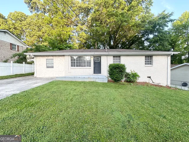 a view of backyard with a garden and plants