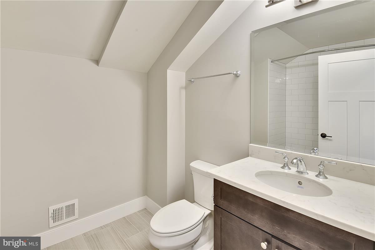 607 Kingsley Road Southwest Vienna, VA 22180 - Photo 25 of 30 Upper Fourth-level Full~Bath