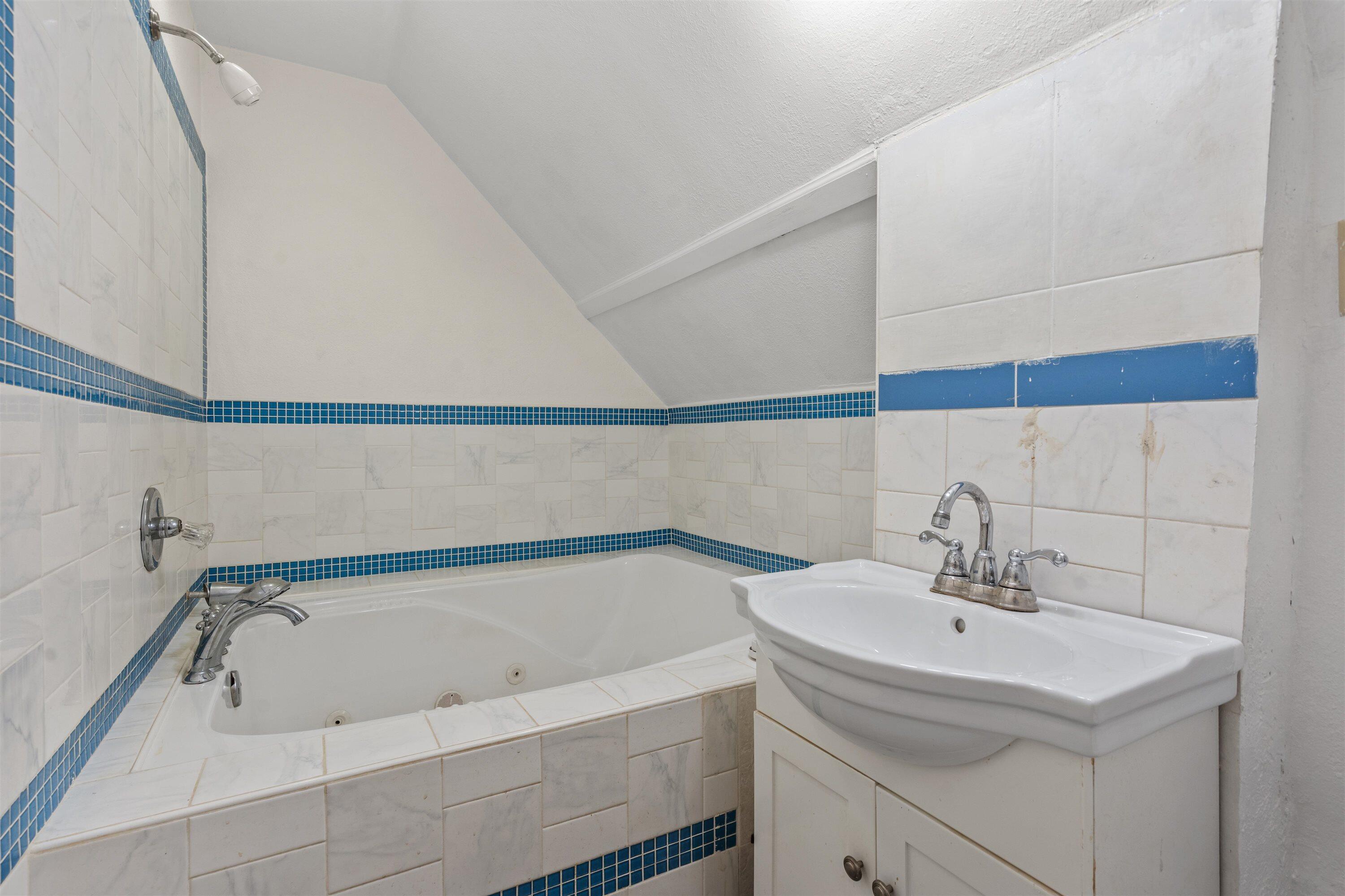 4353 South 5th Street Milwaukee, WI 53207 - Photo 34 of 61 3rd Floor Upper Full Bathroom