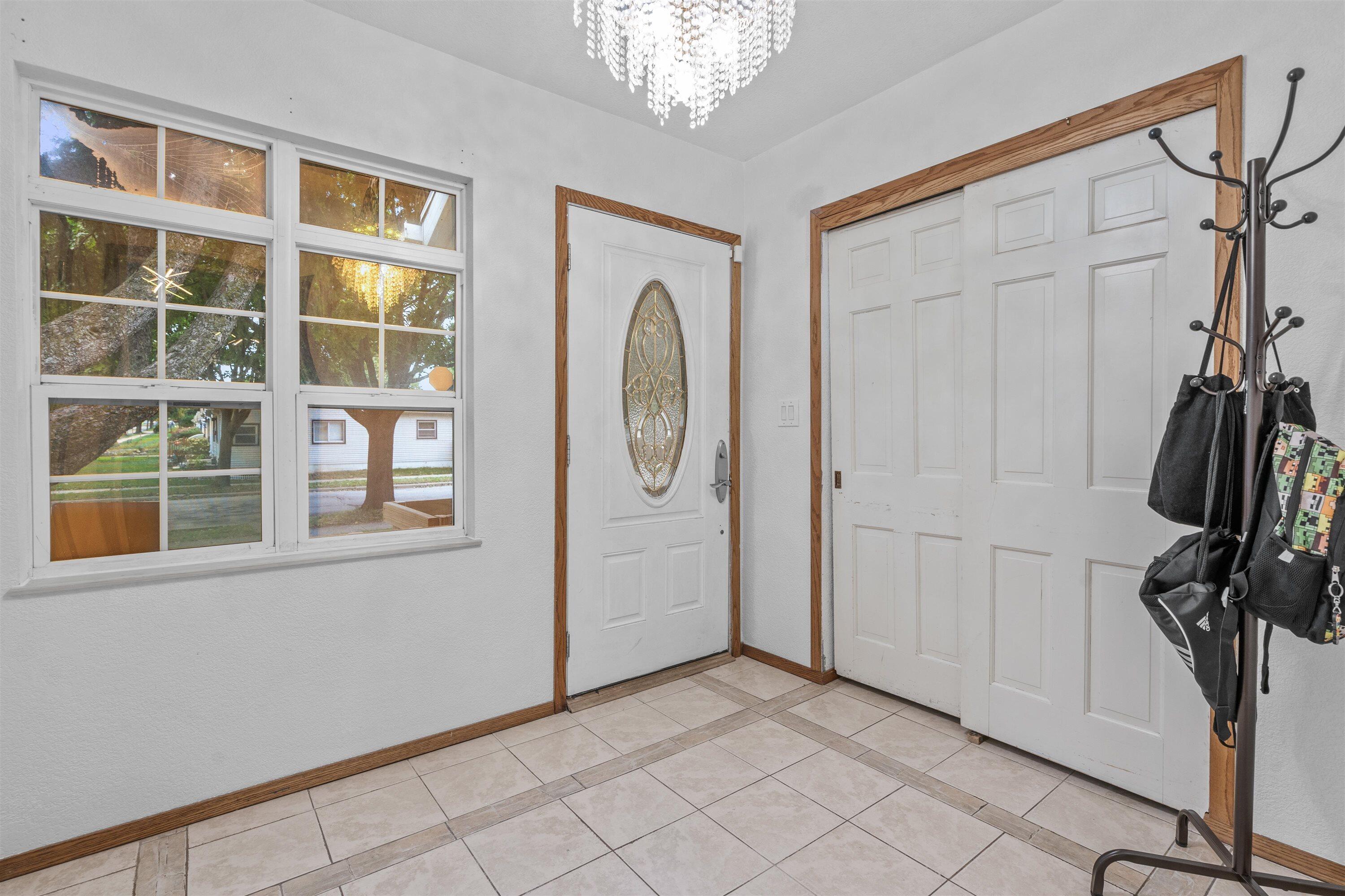 4353 South 5th Street Milwaukee, WI 53207 - Photo 3 of 61 Foyer