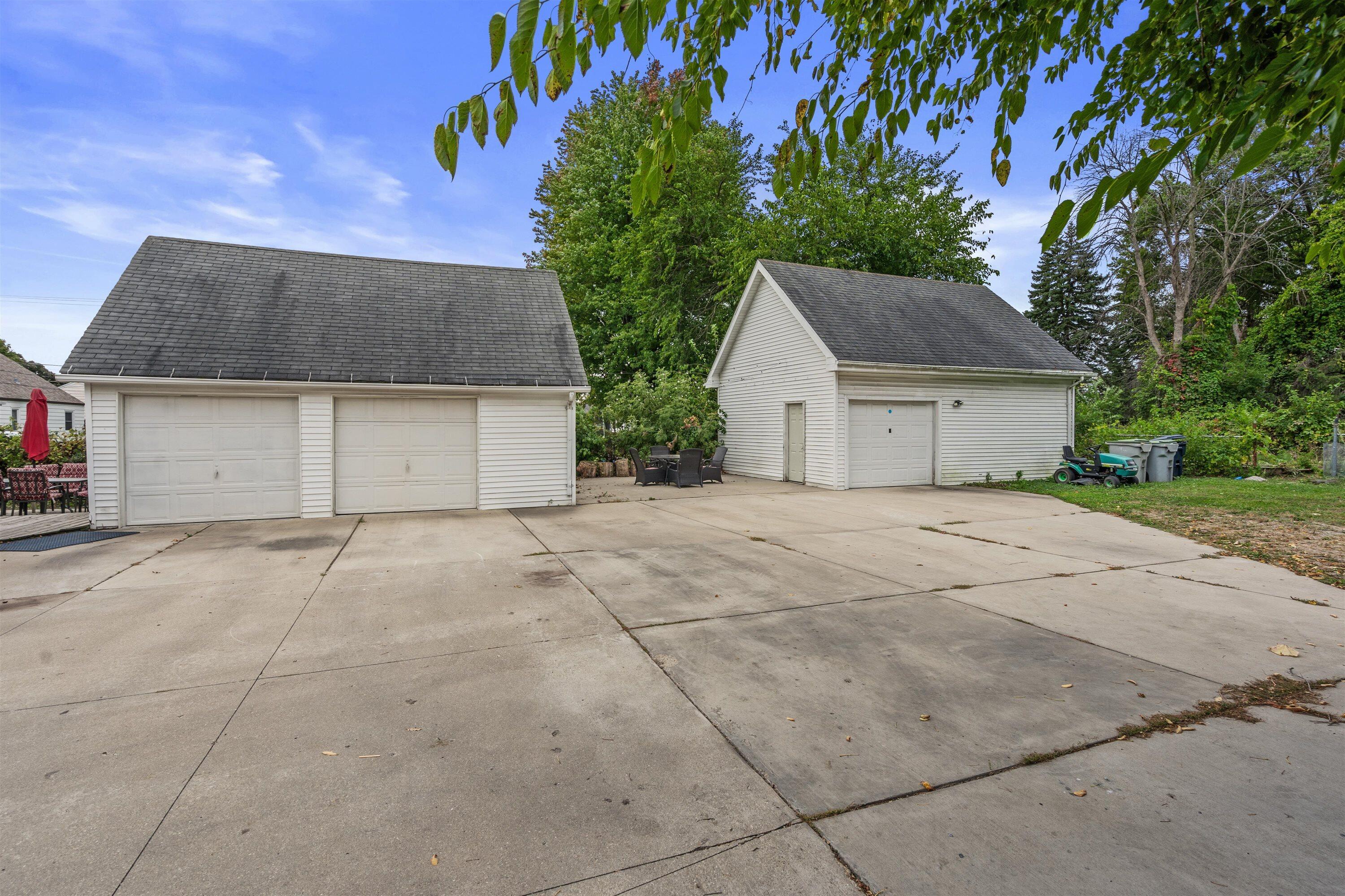 4353 South 5th Street Milwaukee, WI 53207 - Photo 48 of 61 3 cars with optional roughly finished office space