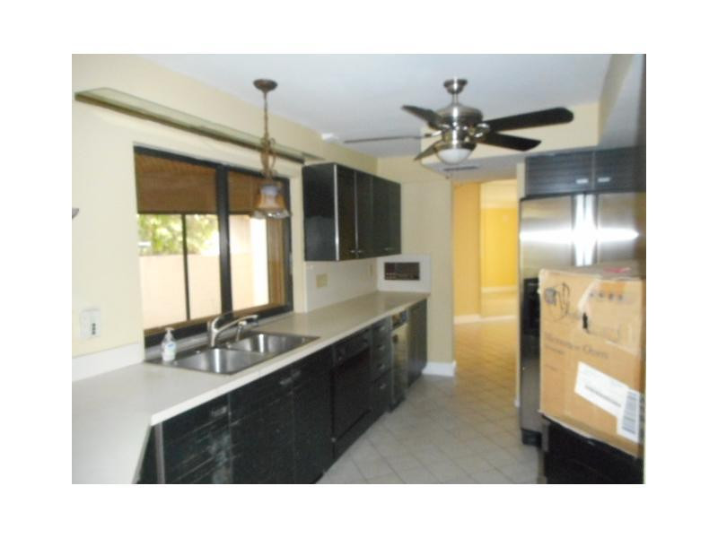 23323 Water Circle, Unit 23323 Boca Raton, FL 33486 - Photo 9 of 13 Kitchen