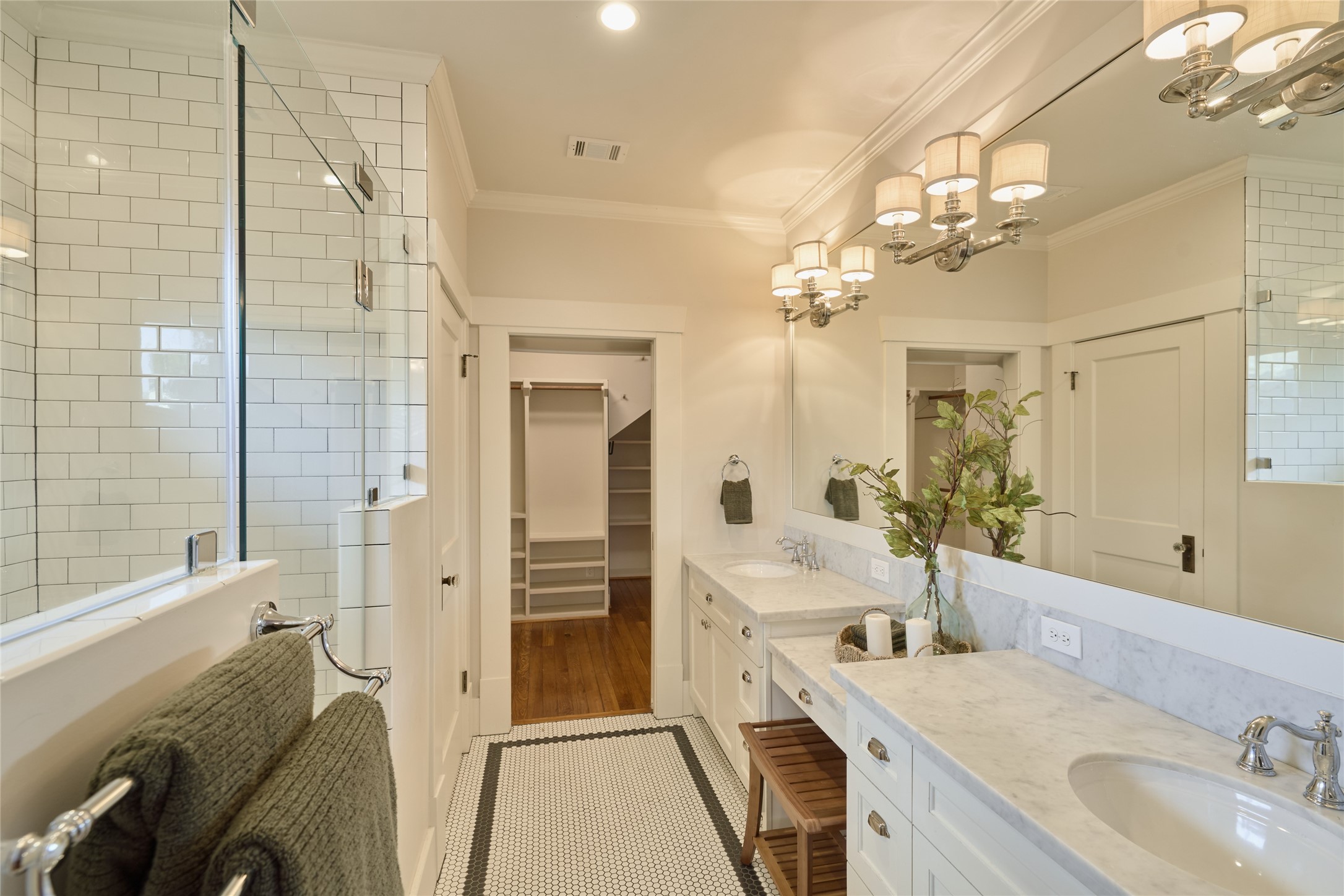 816 Le Green Street Houston, TX 77008 - Photo 13 of 35