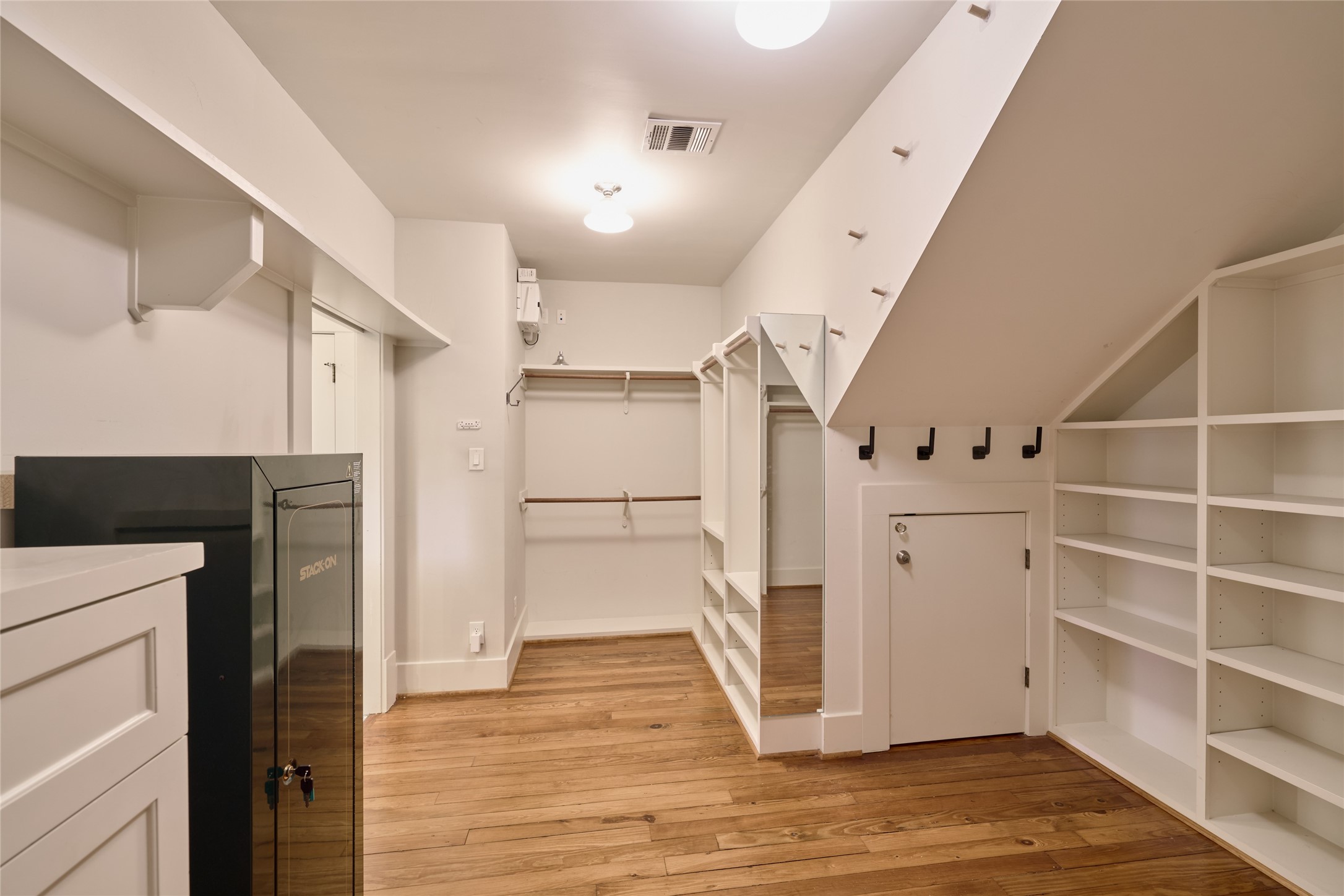 816 Le Green Street Houston, TX 77008 - Photo 16 of 35