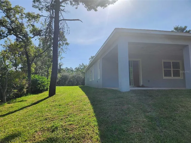 a view of back yard of the house