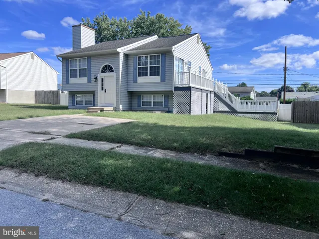 a view of a yard in front of house