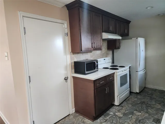 $1,700 | 10922 Sela Lane, Houston, TX 77072