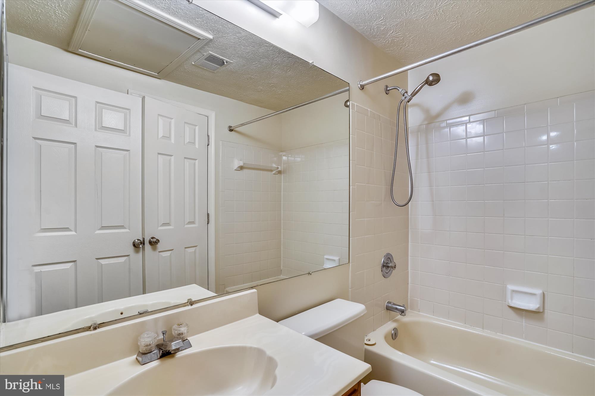 1939 Belmont Ridge Court Reston, VA 20191 - Photo 11 of 39 Upstairs Bathroom