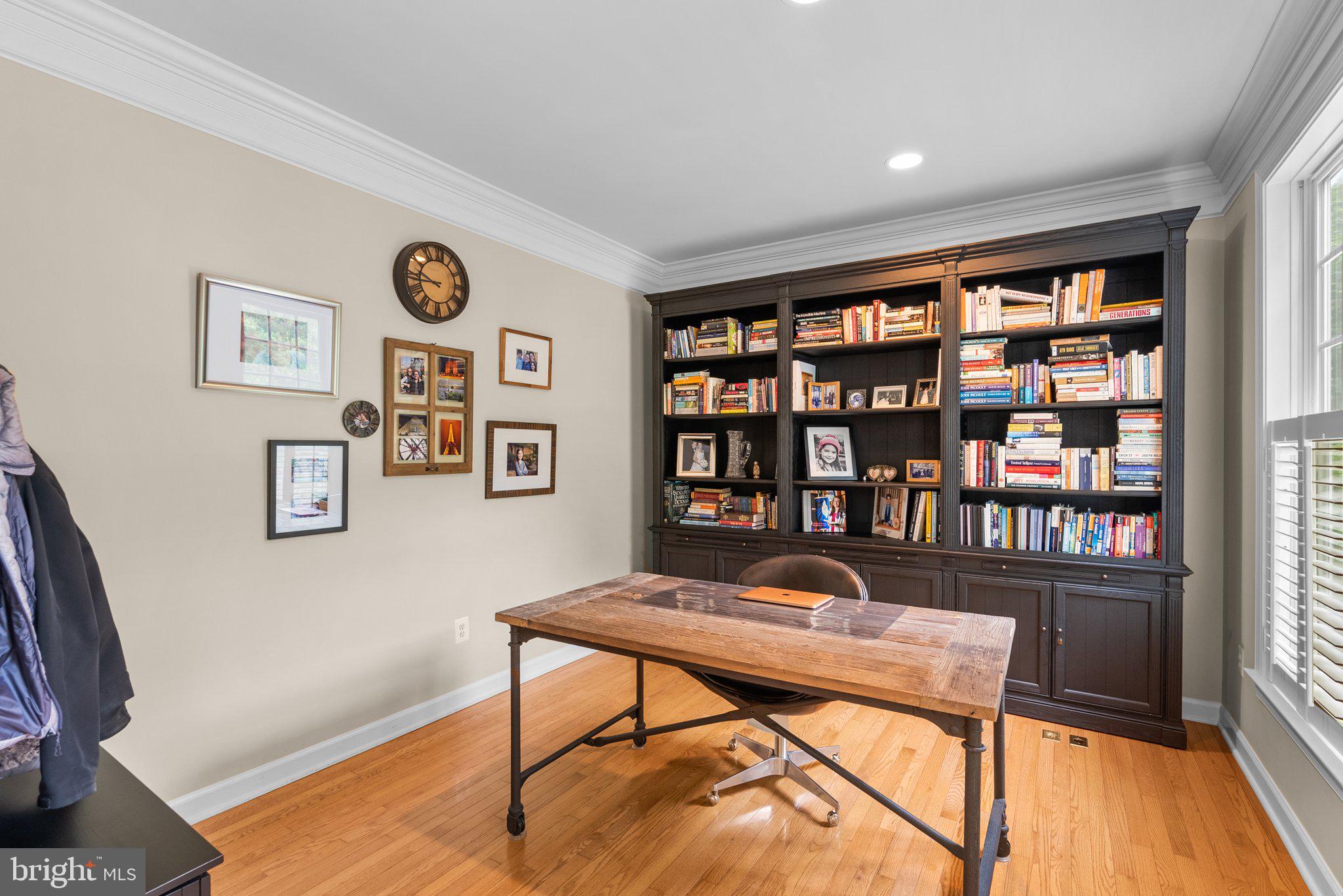 869 Still Creek Lane Gaithersburg, MD 20878 - Photo 19 of 58 a workspace with furniture and rug