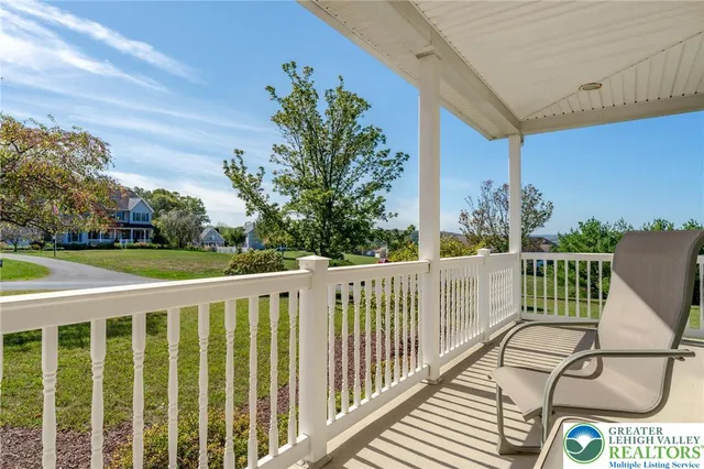 a view of a house with backyard and garden