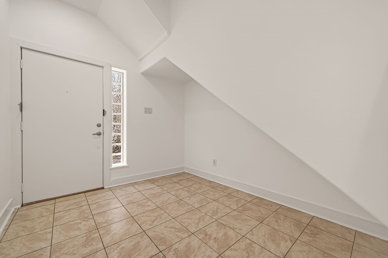 724 Ruthven Street Houston, TX 77019 - Photo 4 of 44 Entryway with an area under the stairs for extra storage.