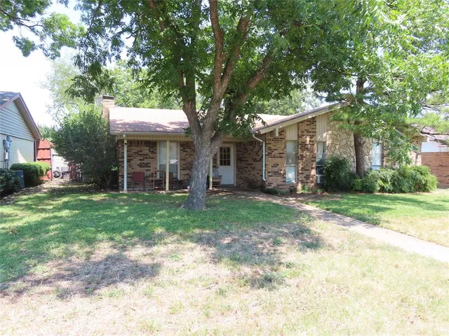 a view of a house with yard and tree s