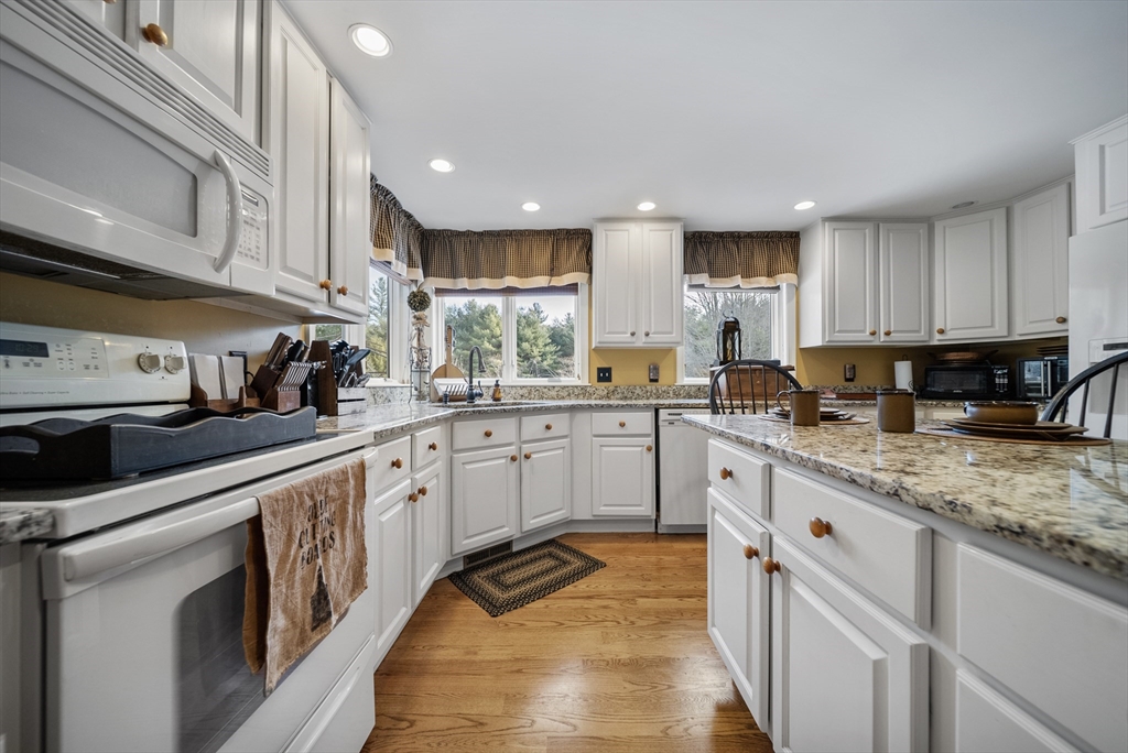 69 Farquhar Road Sturbridge, MA 01566 - Photo 5 of 42