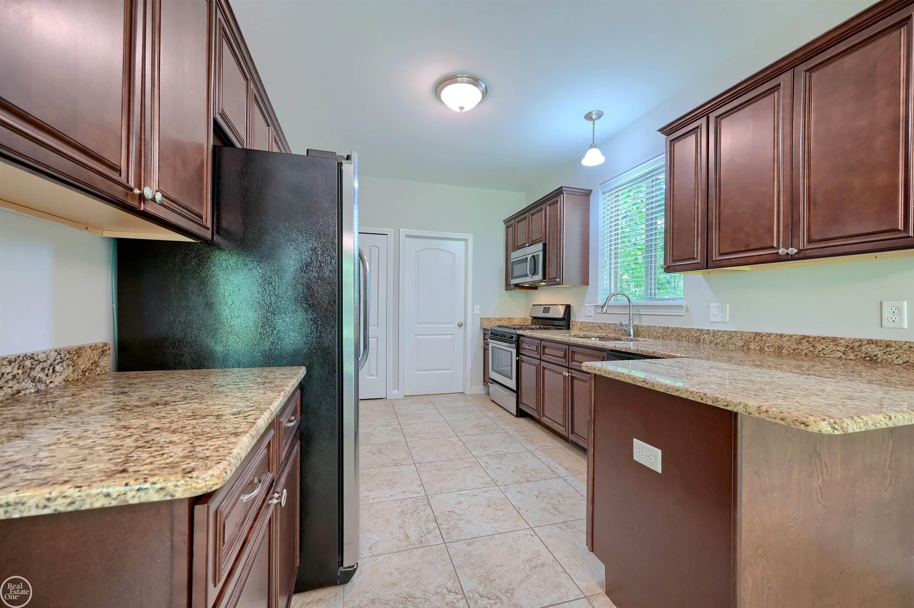 8199 22 Mile Road, Unit RIGHT SIDE ) Utica, MI 48317 - Photo 7 of 59