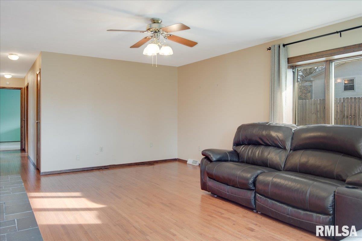 235 Pakey Road Springfield, IL 62712 - Photo 8 of 30