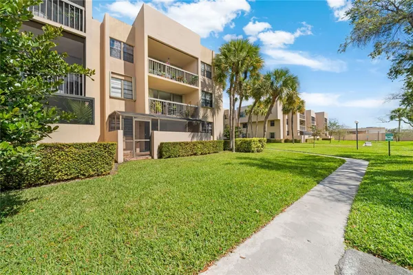 $290,000 | 10425 Southwest 112th Avenue, Unit 127, Miami, FL 33176