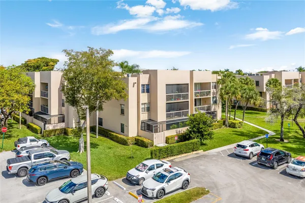 $290,000 | 10425 Southwest 112th Avenue, Unit 127, Miami, FL 33176