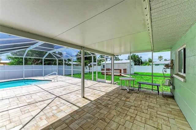 a view of a backyard