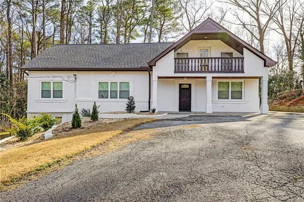 a view of a house with a yard