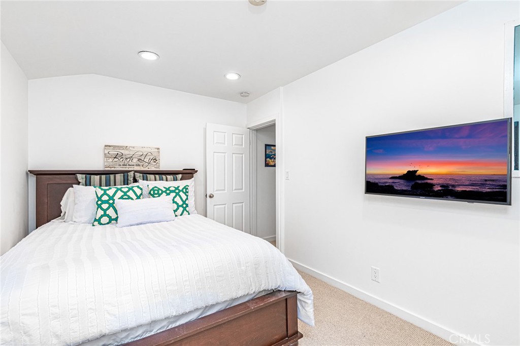 3717 Channel Place Newport Beach, CA 92663 - Photo 29 of 41 a bedroom with a bed and a flat screen tv