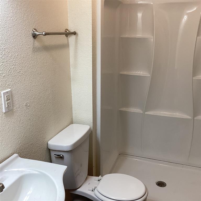 1506 South Travis Street Denison, TX 75021 - Photo 11 of 22 Hall bathroom