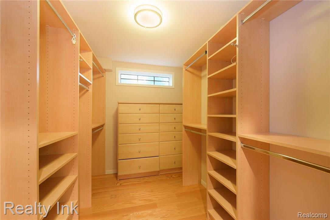 34200 Quaker Valley Road Farmington, MI 48331 - Photo 10 of 19 Master closet