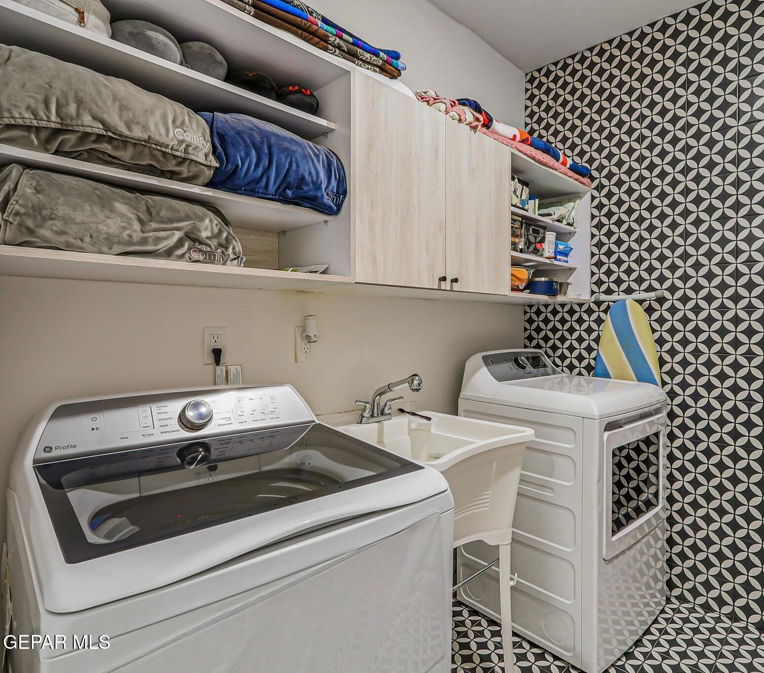 329 Rio El Rancho Court El Paso, TX 79932 - Photo 34 of 47 a utility room with dryer and washer