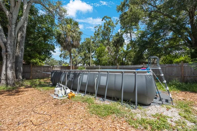 a view of a backyard