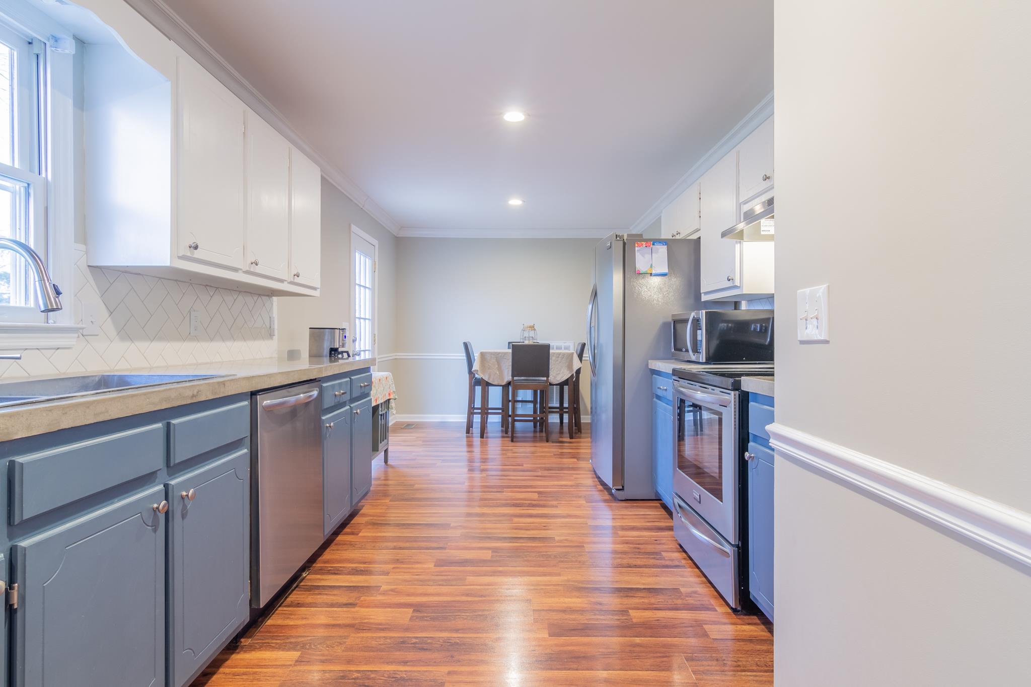 3369 Howard Road Murfreesboro, TN 37127 - Photo 10 of 21 Kitchen with Laminate Hardwood/ Eat-in