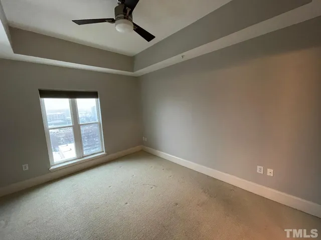 en empty room with closet and a ceiling fan