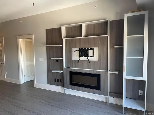 an empty room with closet and a ceiling fan