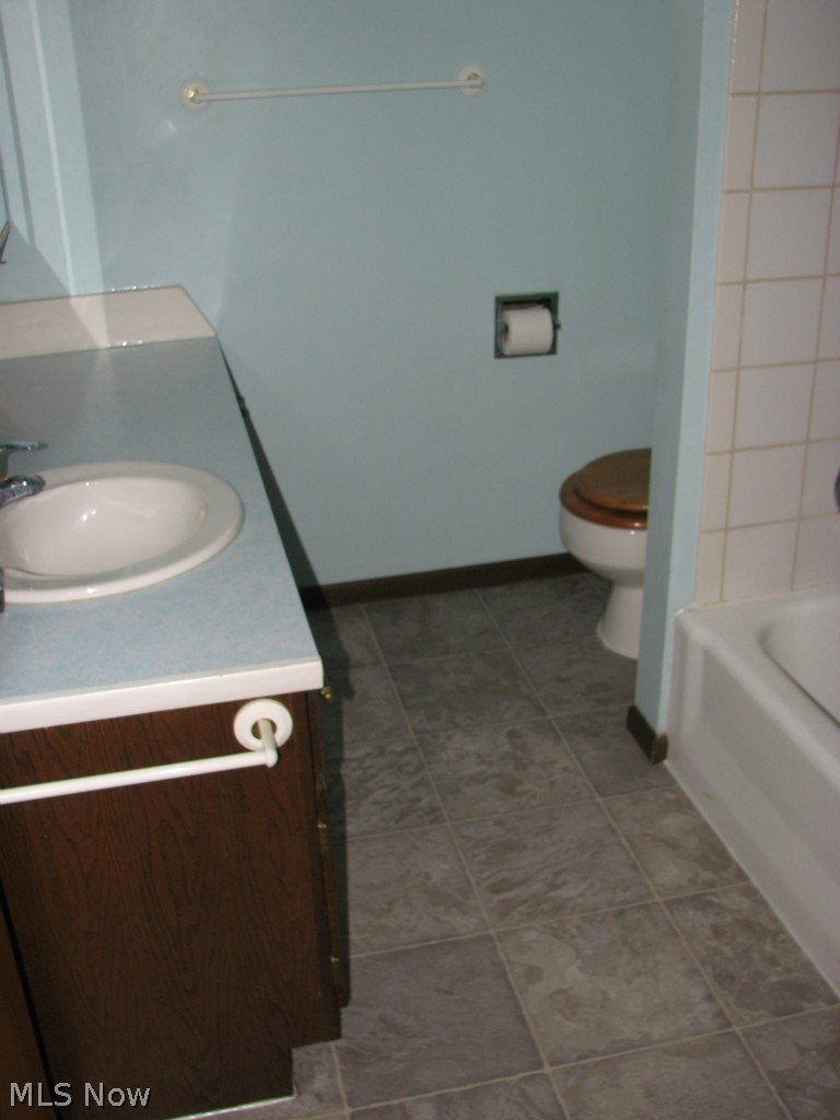 3294 Marsh Road Stow, OH 44224 - Photo 19 of 25 Main full bath area.
