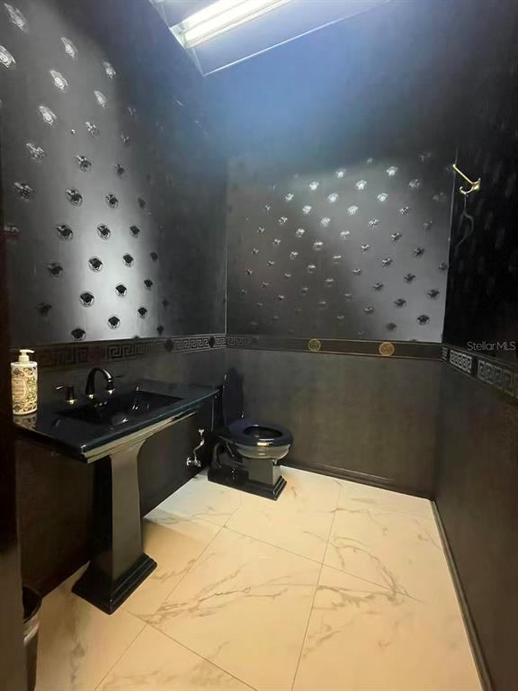 7075 Kingspointe Parkway, Unit 9 Orlando, FL 32819 - Photo 22 of 49 a kitchen with granite countertop a stove and cabinets