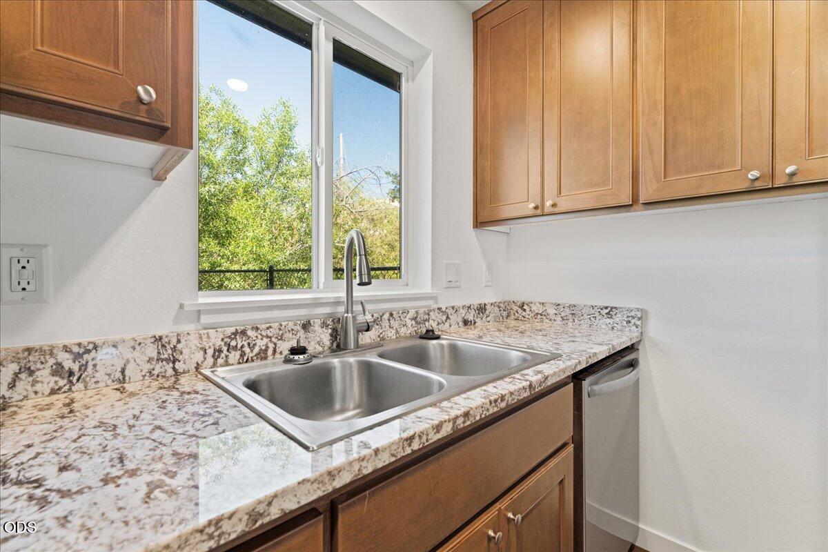 610 North Main Street, Unit 4D Phoenix, OR 97535 - Photo 7 of 20