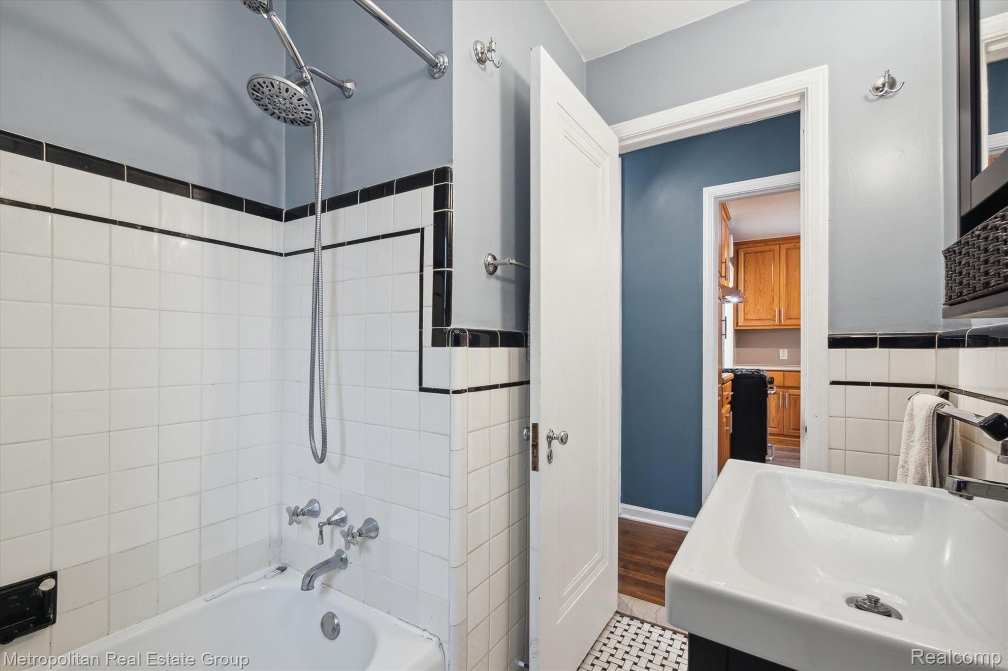 1833 Roslyn Road Grosse Pointe, MI 48236 - Photo 20 of 43 Gallery Image 20