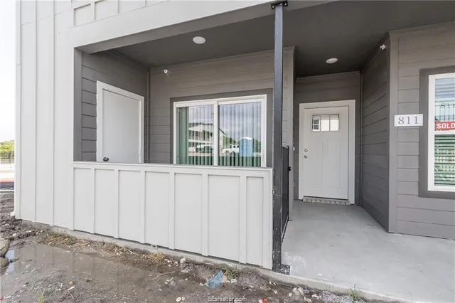 a view of an entryway of the house